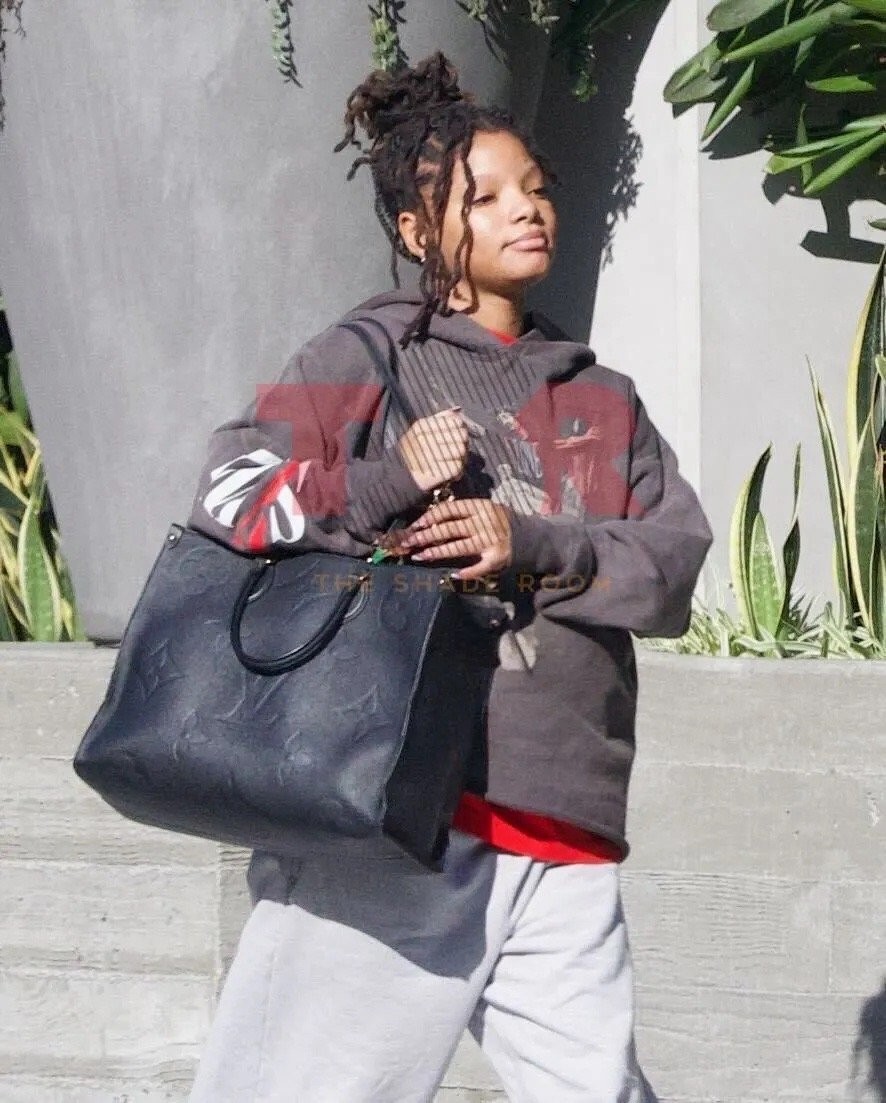 《小美人鱼》真人版女主演员成为妈妈，分享儿子的可爱小手照片