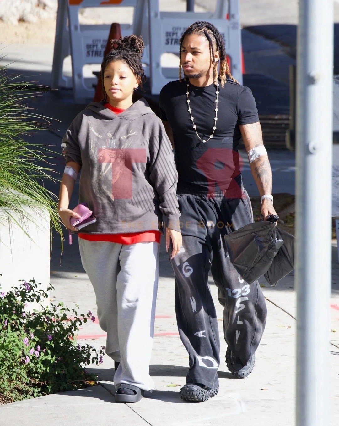 《小美人鱼》真人版女主演员成为妈妈，分享儿子的可爱小手照片