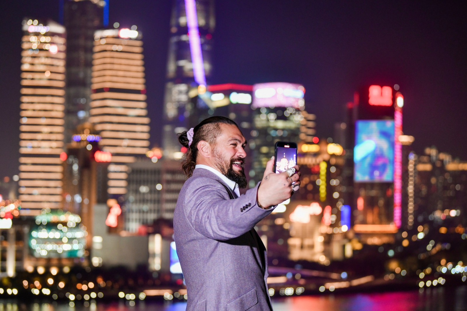 《海王2》国内宣传：杰森·莫玛探访故宫、攀登长城