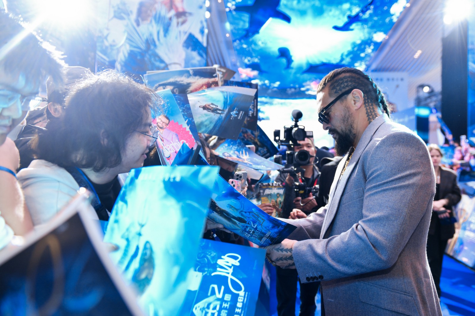 《海王2》国内宣传：杰森·莫玛探访故宫、攀登长城