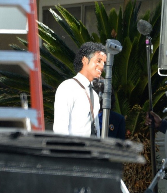 《迈克尔》片场照曝光: 男主角神还原迈克尔杰克逊