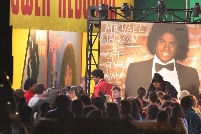 《迈克尔》片场照曝光: 男主角神还原迈克尔杰克逊