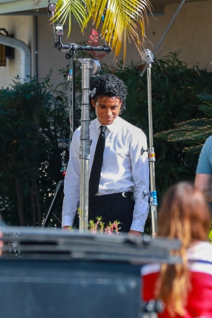 《迈克尔》片场照曝光: 男主角神还原迈克尔杰克逊