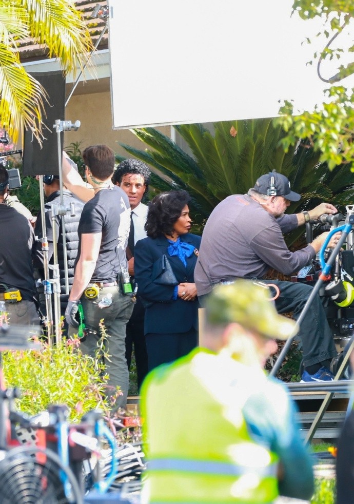 《迈克尔》片场照曝光: 男主角神还原迈克尔杰克逊