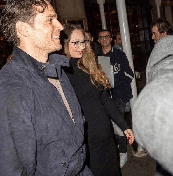 亨利卡维尔女友娜塔莉怀孕，即将迎来当爸爸的角色