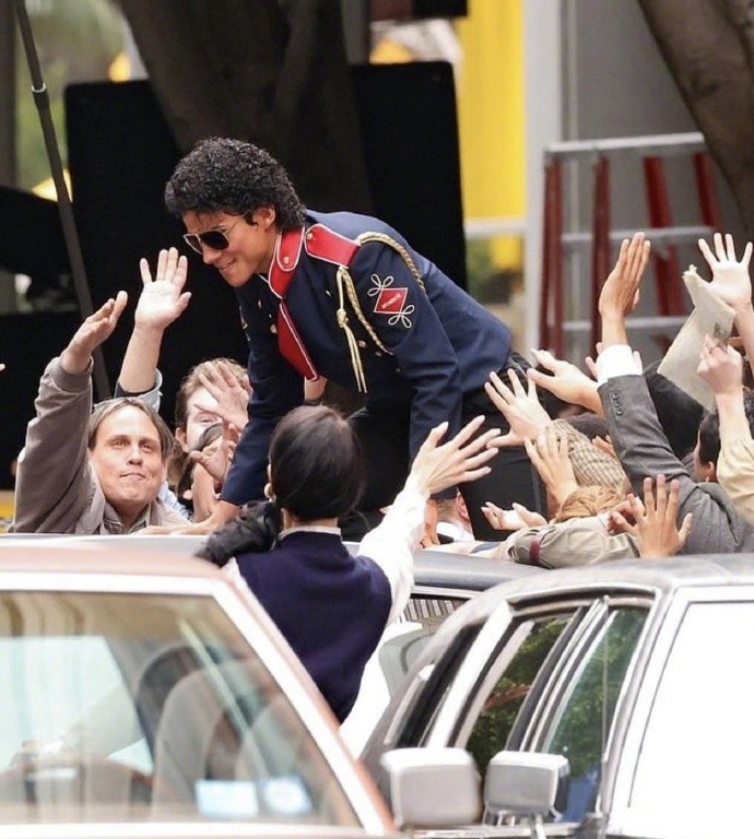 重塑经典巡演的新片场照：传记电影《迈克尔》揭秘胜利发布会